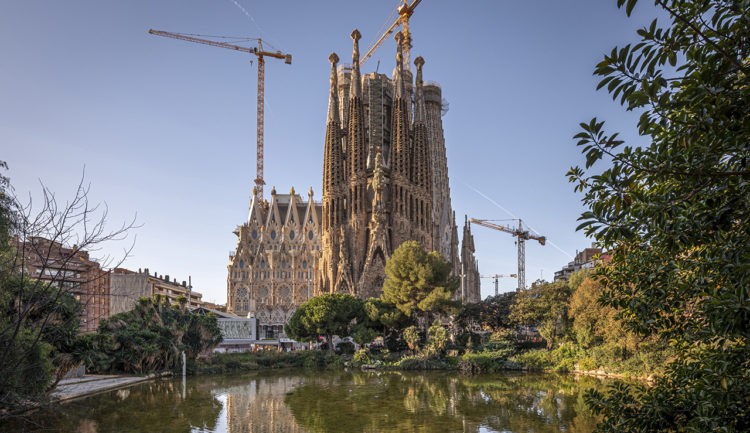 Templo Expiatório da Sagrada Família, foto vista de longe, pegando toda a construção. 