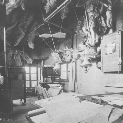 Foto antiga da ofician de Antonio Gaudi, aonde ele montava as maquetes e modelos 