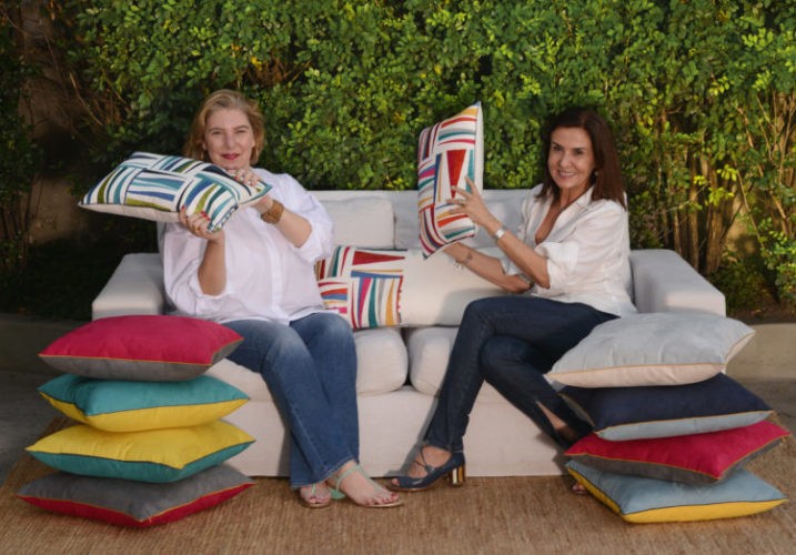 Celina Mello Franco e Sttella Abinader sentadas no sofá branco.
