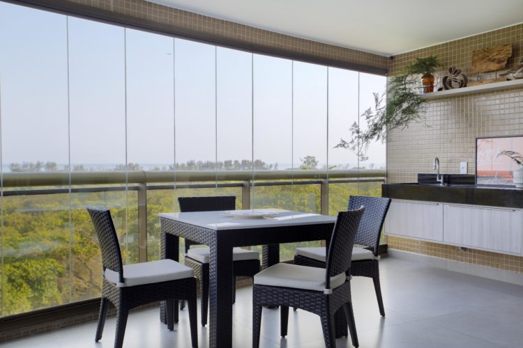 Apartamento na Barra de 288m2 com vista deslumbrante para a lagoa de marapendi, varanda fechada com cortina de vidro e mesa quadrado em vime