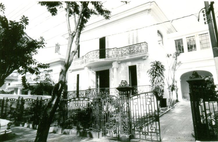 1991 - A casa em estilo eclético francês na Urca que sediou a primeira Casa Cor Rio. Foto em preto e branco da fachada