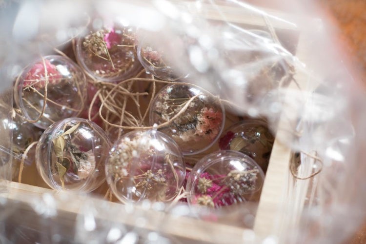 Globos de cristal com flores secas para pendurar na arvore de natal