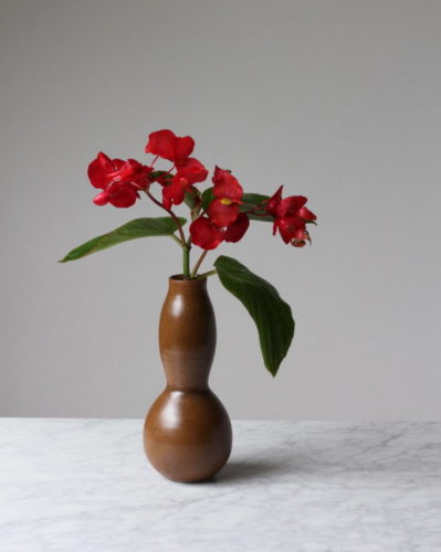 Presente de Natal, vaso do ceramista Gilberto Paim. Vaso em ceramica marrom com dois gomos e flor dentro