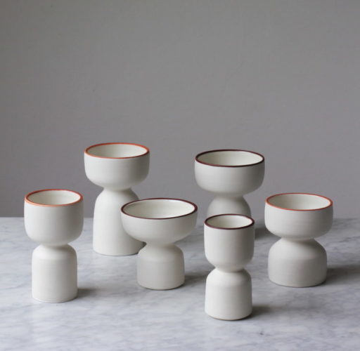 Lista de presente, ceramicas de Elizabeth Fonseca. Potes brancos com bordas marron em diversas alturas