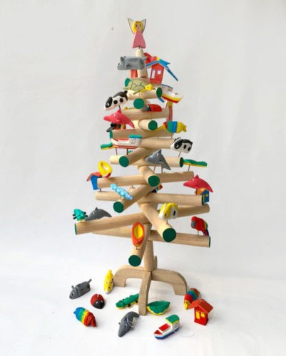 Listas de Natal. Dica de presente de Natal, arvore de Natal feita em madeira, galhos em forma cilindrica se rvezam e bichinhos coloridos nas pontas