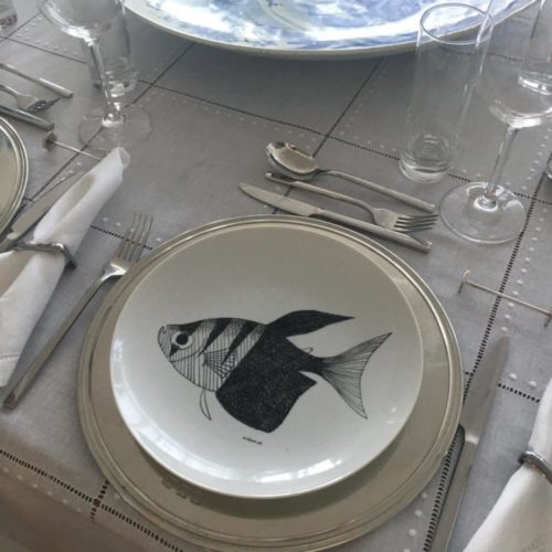 Prato redondo em porcelana branca com peixe preto no centro pintado a mão