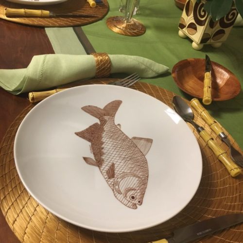 Prato raso com peixe pintado a mão no centro