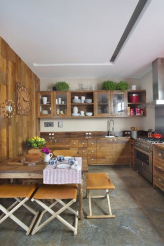 Cozinha com todos os armarios em madeira e piso em limestone