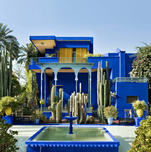 Fundação Jardim Majorelle,no Marrocos. Casa pinada de azul e uma fonte em frente