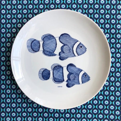 Prato raso redondo branco em porcelana com dis peixes azuis pintados a mão
