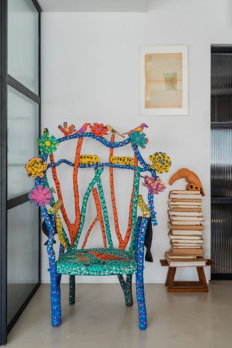 cadeira de artesanato colorida