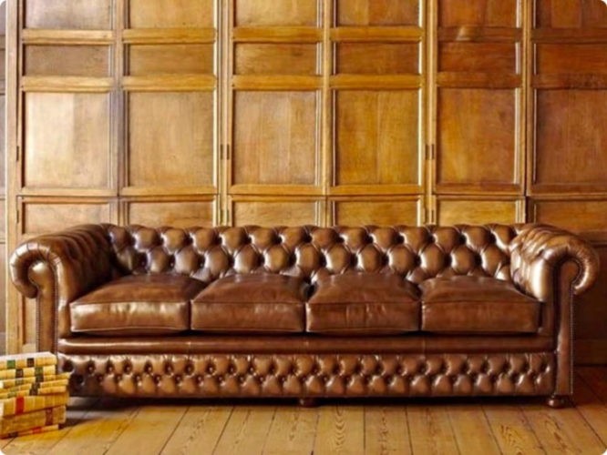 sofá Chesterfield, aquele grande, confortável e capitonê (ou botonê, cheio de botõezinhos), em couro marrom