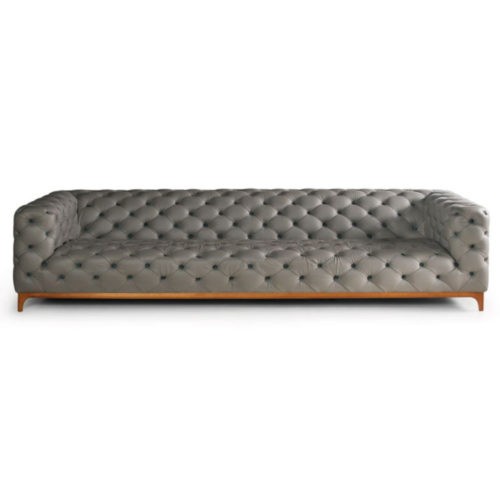 Versão Moderna do sofá Chesterfield em curo cinza e pés finos em madeira