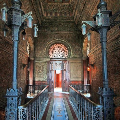 Arquitetura no interior do Castelo de Manguinhos, vitrais e clara influencia Mourisca.