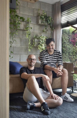 Foto do arquiteto Guilherme Galvão, sentado no sofá, e o engenheiro Douglas Alexandre.