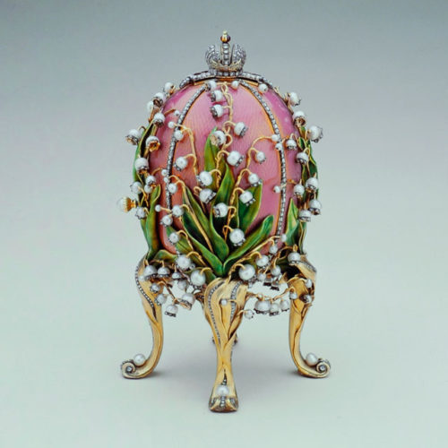 Ovo dos lírios do vale, 1898: este ovo Art Nouveau de esmalte cor-de-rosa guilloché, dado de presente pelo imperador Nicolau II à imperatriz Alexandra Feodorovna,