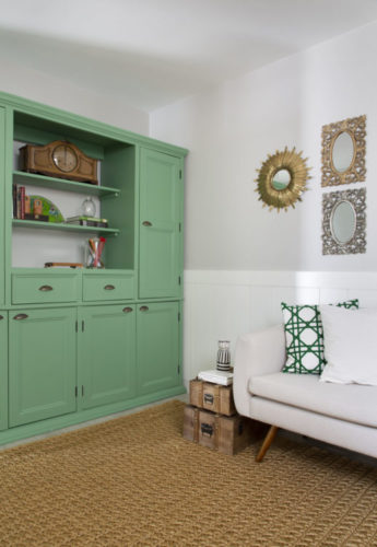 Casa na Freguesia com atmosfera de campo na cidade, armário na cor verde clarinho lembrando estilo Provence 