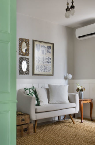 Casa na Freguesia com atmosfera de campo na cidade, armário em estilo Provence e em meia parede, lambri branco