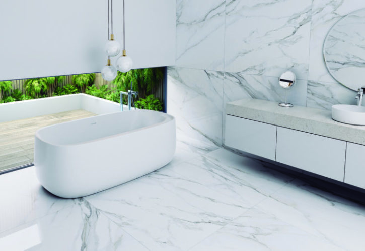 Banheiro todo revestido com porcelanato que imita mármore calacata 