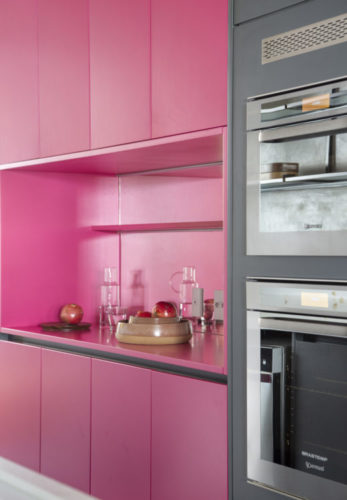 Parte do armário da cozinha todo forrado de cor de rosa choque