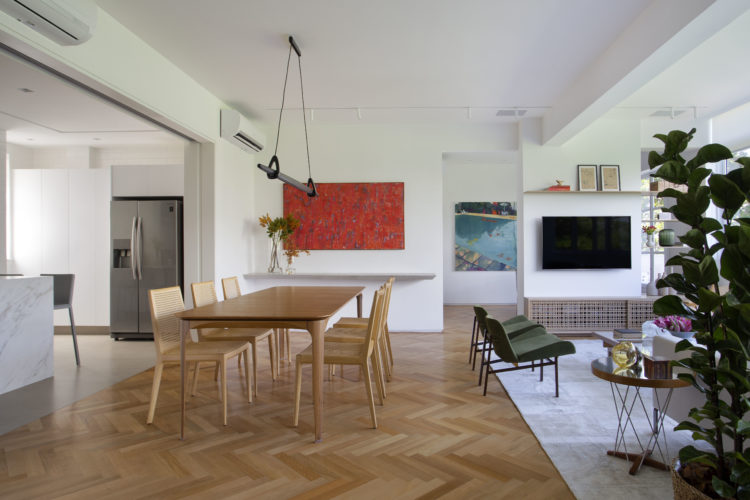 Apartamento no Leblon de 150m2 com sala e cozinha integradas, piso em taco de madeira com paginação chevron, 