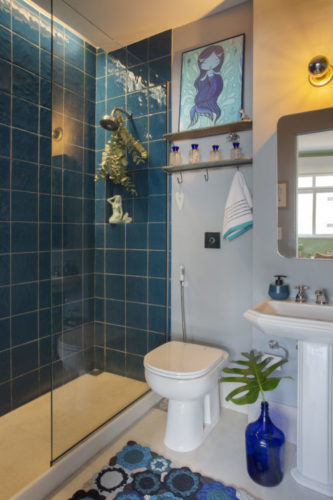 Banheiro com revestimento azulejos azuis
