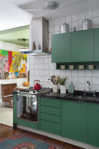 O estilo "de tudo um pouco" no novo apartamento do arquiteto Francisco Palmeiro. Cozinha com armários na cor verde