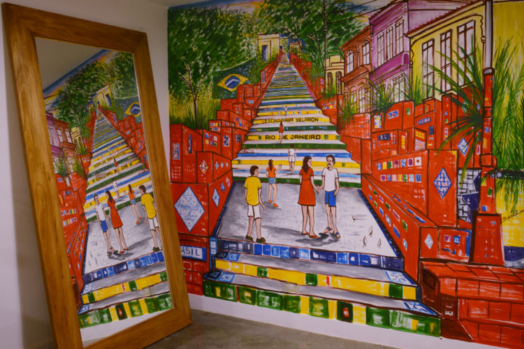 No hotel, Na parede uma pintura do artista Selaron, retratando as escadaria na Lapa 