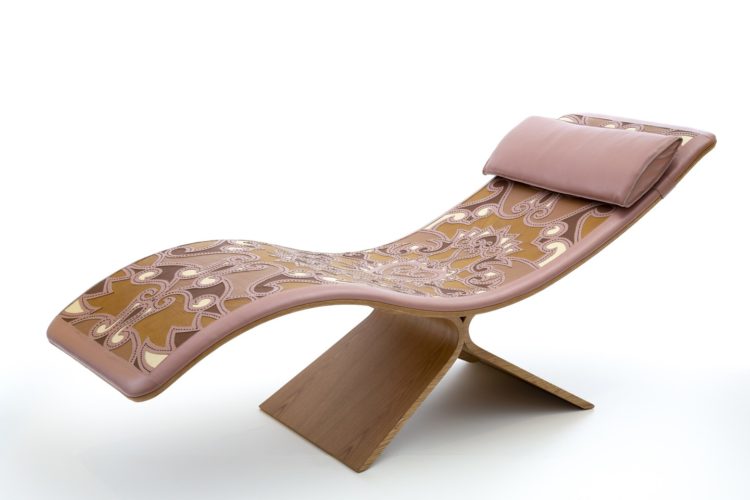A chaise Paso Doble, collab dos Fahrer + Espedito Seleiro: design de mobiliário contemporâneo e arte popular brasileira se integram em peça única. Peça em madeira e trabalhada em couro na parte de cima