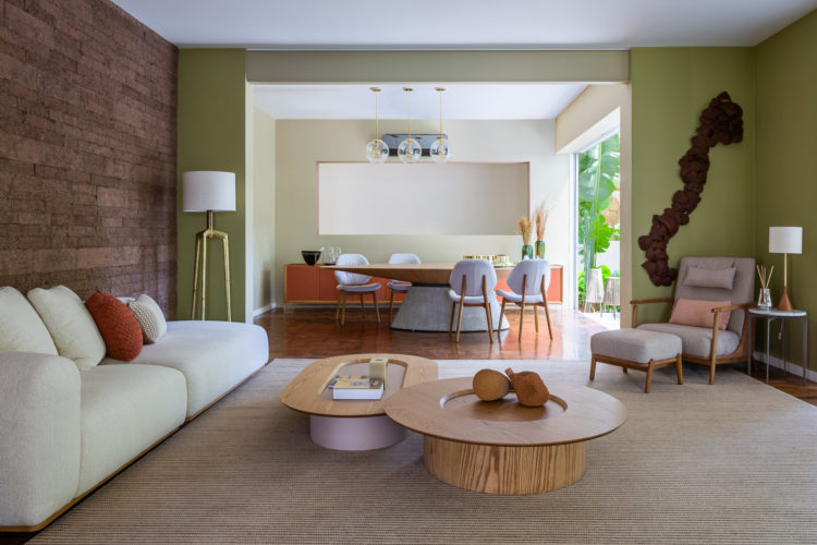 São Paulo ganha mostra permanente de decoração, Casa Mollde + Conteúdo_  , casa com todos os cômodos decorados. Sala com as paredes verde pistache, sofá branco