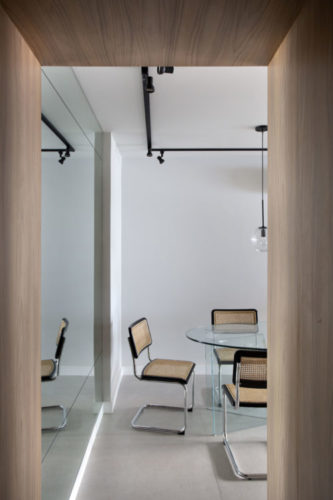Pequeno apartamento repleto de boas soluções na decoração. Cadeiras italiana Cesca de Marcel Brauer , mesa de vidro para não pesar no visual, trilho preto com spots para a iluminação.
