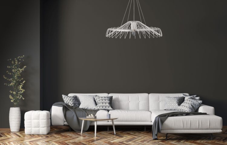 Parede de fundo pintada de cinza, e na frente um sofá branco. essa é a Cor do ano de 2021: Bronze Conectado da marca Sherwin Williams