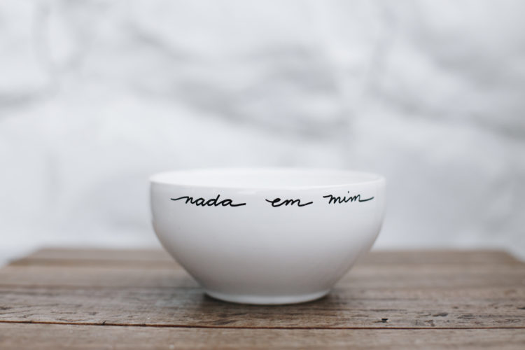 Bowl em porcelana branca escrito: nada em mim, em preto