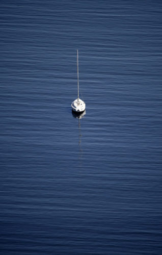 Exposição individual do fotógrafo Ari Kaye, foto do mar bem azul e no meio um veleiro branco