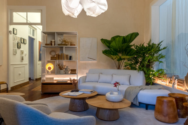 Mostra de decoração, Casa De Quem Cria. Fernando Jaeger no Rio. Ambiente com moveis claros, sofá branco e uma luminária pendente de papel arroz 
