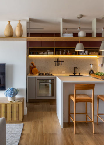Cozinha integrada a sala, balcão alto separando os ambientes