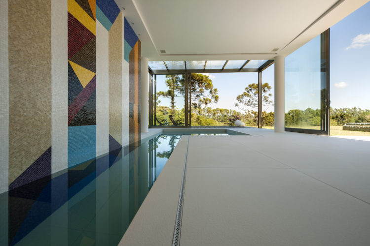 Parede de funda da piscina coberta, com painel de azulejo com desenho de de Noel Marinho. 