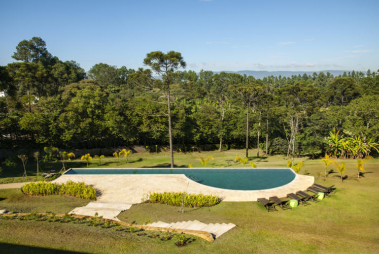 Enorme área verde, com uma piscina. Casa em Jundiaí no interior de SP 
