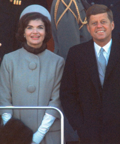 Para quem começou fazendo chapéus para mulheres e homens em 1957, a fama veio na forma do pillbox* que desenhou em 1961 para Jacqueline Kennedy usar na posse de seu marido