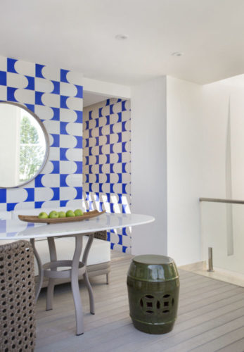 Parte de cima de uma cobertura, transformada em área gourmet, destaque para a parede e azulejos decorados nas cores azul e branco formando um painel. 