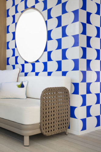 Parede em destaque com azulejos na cor azul e branco formando um painel.