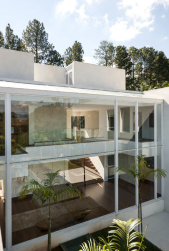 Fachada de vidro, virada para um pátio interno de uma casa em Jundiaí, interior de SP. 