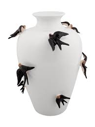 Vaso com branco com apliques de andorinhas pretas de Bordallo Pinheiro