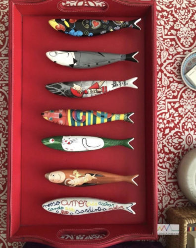 Bandeja vermelha com sardinhas em louça da Bordallo Pinheiro