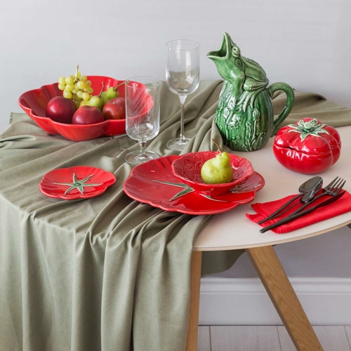 Mesa posta com louça de tomates e jarra da faiança Bordallo Pinheiro