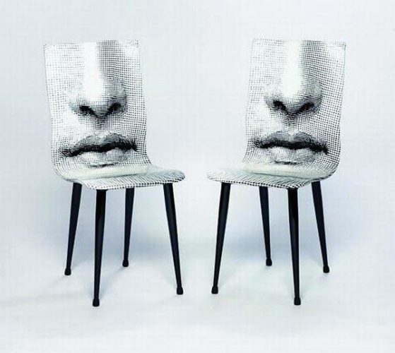 Cadeiras com foto surrealista de nariz e boca. Fornasetti