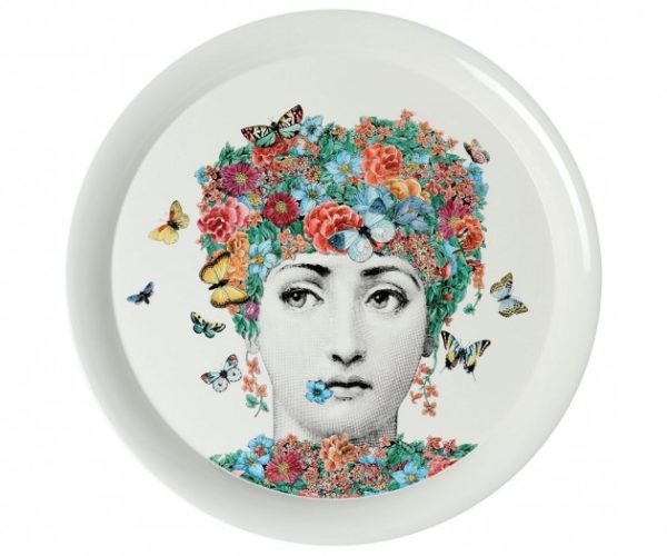 Rosto de mulher, famosa cantora de Ópera, Lina Cavalieri, no prato da coleção Fornasetti. Cabeças em volta de borboletas.