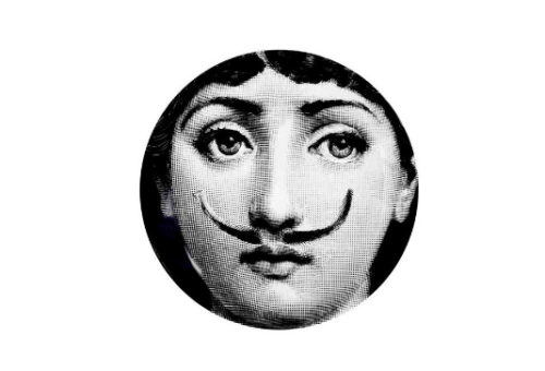 Rosto de mulher, foto de uma famosa cantora de Ópera, Lina Cavalieri, no parto Fornasetti. mulher com bigode