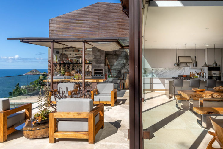 Casa com vista incrível para o mar. Cozinhas lado a lado, uma externa gourmet e outra integrada a sala, separadas apenas por uma porta de correr em vidro