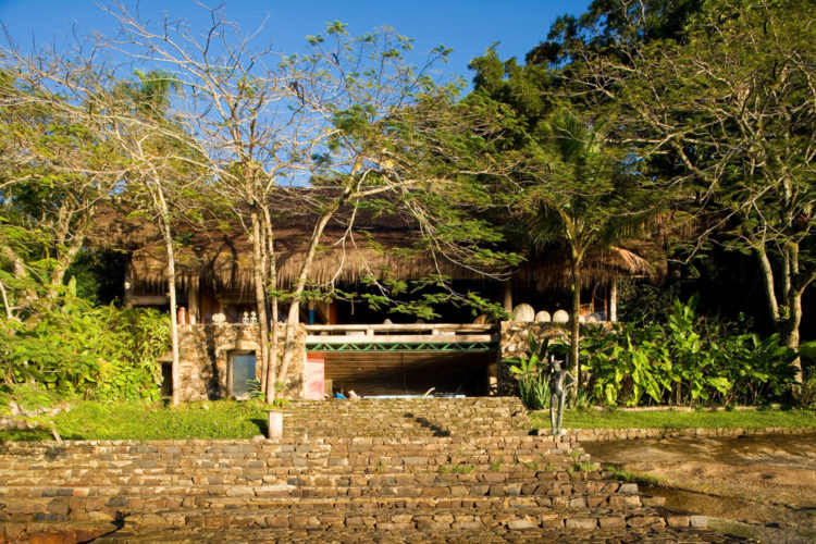 Casa do Claudio Bernardes em Angra dos Reis. Fotos: Leonardo Finottii. Casa em meio a vegetação com teto em sape 